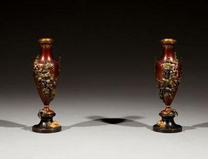 REIBER (attribué à) Rare paire de petits vases ovoïdes, en bronze ciselé à patine...