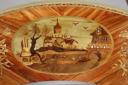  Rare table de salon, de forme ovale, en placage de bois indigène partiellement teinté,...