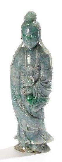 CHINE, XXe siècle Statuette de Guanyin debout en serpentine, vert céladon, tenant...