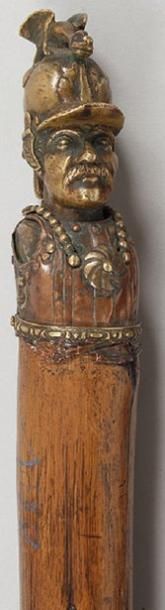 null Canne bâton. Pommeau en bronze et laiton. représentant un Officier de Cuirassier...