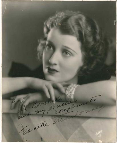 null Jeanette MacDonald (1903-1965) Photographie avec dédicace autographe signée ;...