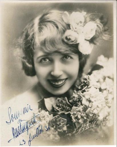 null MISTINGUETT (1875-1956) Photographie avec dédicace autographe signée, 1931 ;...