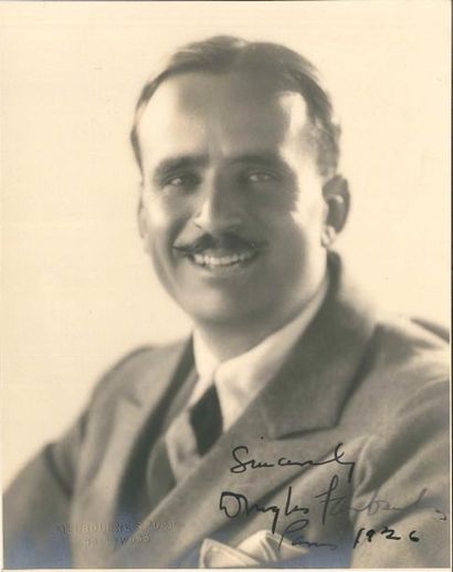 null Douglas Fairbanks (1883-1939) Photographie avec dédicace autographe signée,...