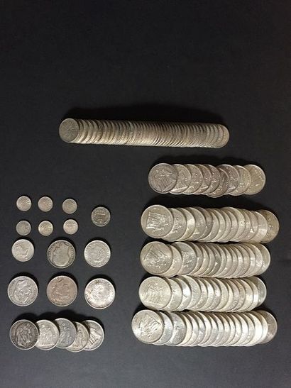 null Fort lot de pièces en argent dont:
- 60 pièces de 50 Francs en argent Type Hercule....