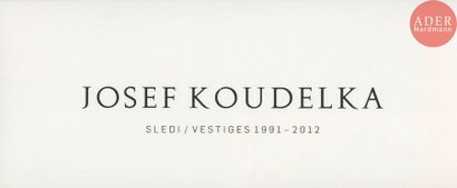  KOUDELKA, JOSEF (1938) 8 volumes dont 3 signés. Josef Koudelka. Photo Poche n°15....