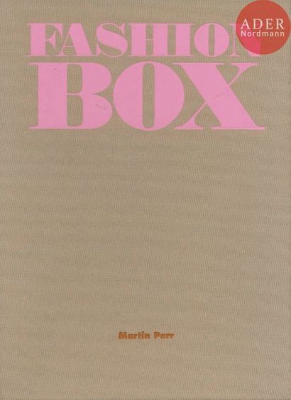  PARR, MARTIN (1952) Fashion Box. Magnum Photos, Paris, 2005. In-4 (34 x 24,5 cm)....