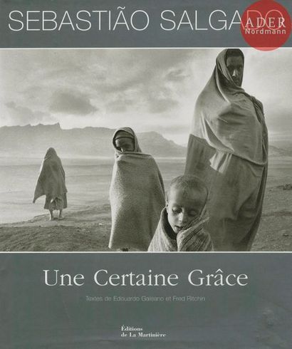  SALGADO, SEBASTIAO (1944) Une certaine grâce. Éditions de la Martinière, 1990. In-4...