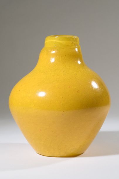 null Jean-Claude NOVARO (1943-2015)
Vase épaulé en verre soufflé à décor monochrome...