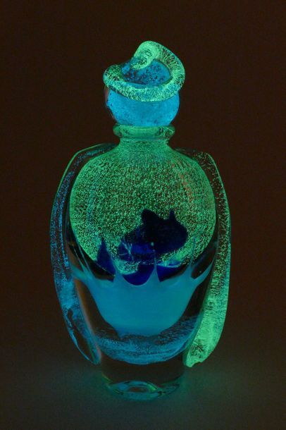 null Jean-Claude NOVARO (1943-2015)
 Flacon ovoïde en verre soufflé transparent à...