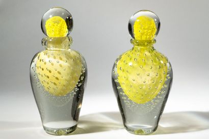 null Jean-Claude NOVARO (1943-2015)
 Paire de flacons ovoïdes en verre soufflé finement...