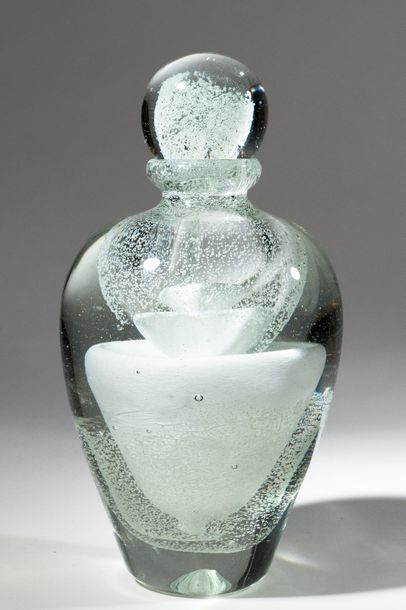null Jean-Claude NOVARO (1943-2015)
 Flacon ovoïde en verre soufflé à décor bullé...