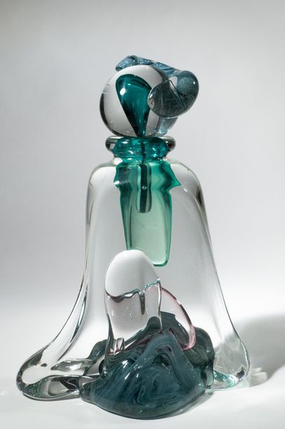 null Jean-Claude NOVARO (1943-2015)
 Flacon de forme drapé en verre soufflé transparent...