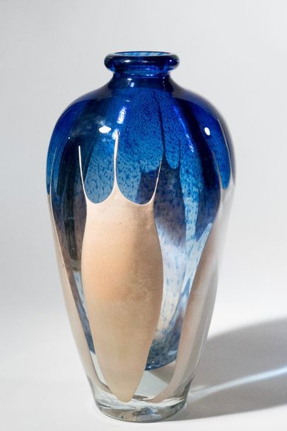 null Jean-Claude NOVARO (1943-2015)
 Vase ovoïde à col resserré en verre soufflé...