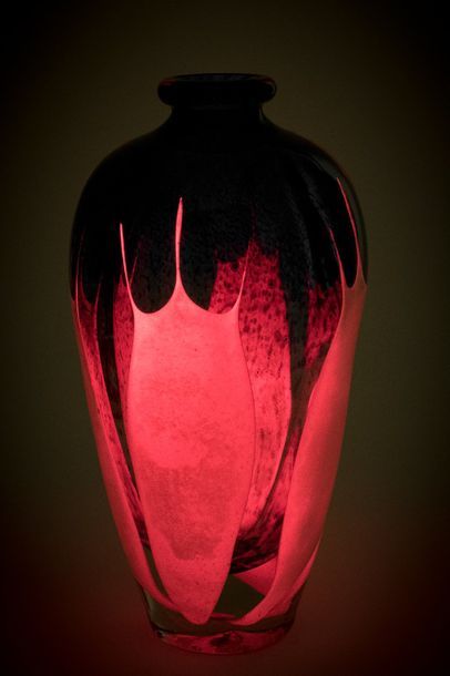null Jean-Claude NOVARO (1943-2015)
 Vase ovoïde à col resserré en verre soufflé...