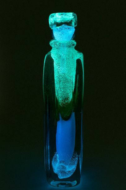 null Jean-Claude NOVARO (1943-2015)
 Flacon bouteille de forme rectangulaire en verre...
