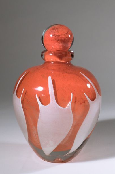 null Jean-Claude NOVARO (1943-2015)
 Flacon en verre soufflé à décor flammé d’émail...