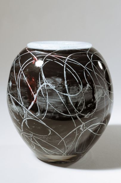 null Jean-Claude NOVARO (1943-2015)
 Vase ovoïde à large col blanc en verre soufflé...