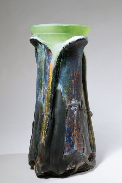null Jean-Claude NOVARO (1943-2015){CR}Vase en verre soufflé de forme étirée à décor...