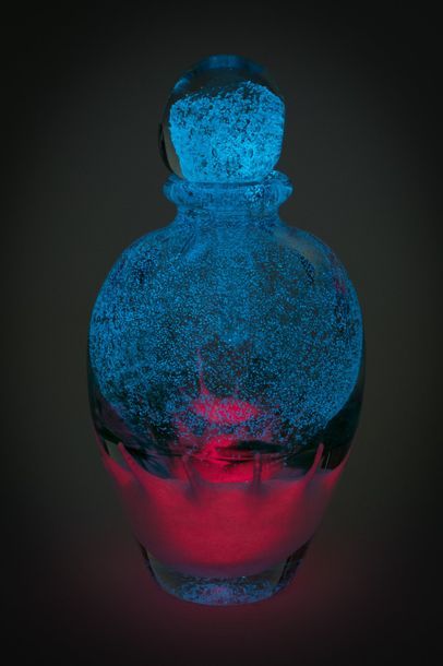 null Jean-Claude NOVARO (1943-2015)
 Flacon ovoïde en verre soufflé transparent à...