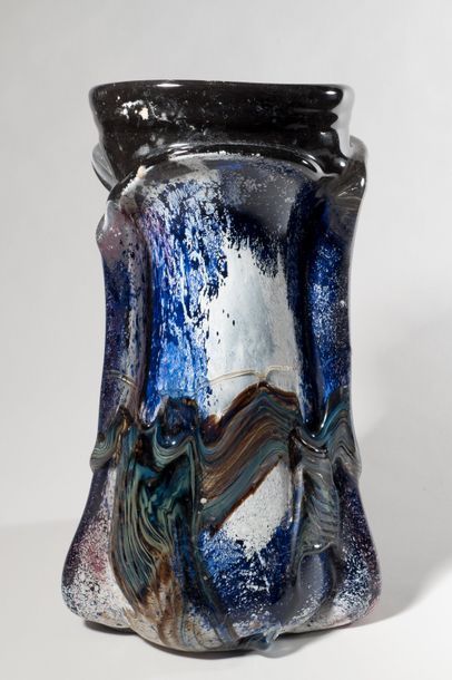 null Jean-Claude NOVARO (1943-2015)
 Vase en verre soufflé de forme étirée à décor...