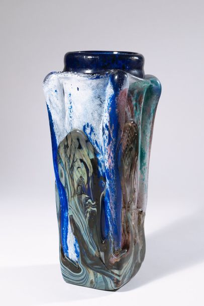 null Jean-Claude NOVARO (1943-2015)
 Vase en verre soufflé de forme carrée à décor...