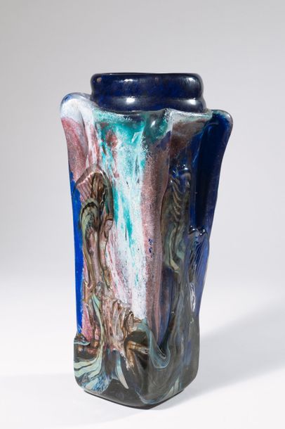 null Jean-Claude NOVARO (1943-2015)
 Vase en verre soufflé de forme carrée à décor...