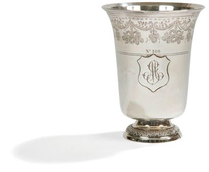 null Timbale tulipe sur piédouche en argent, gravée de motifs fleuris sur fond amati...