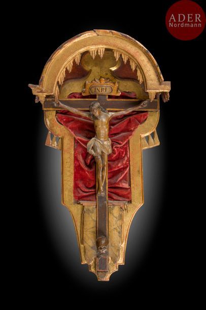 Crucifix avec Christ en bois sculpté et polychromé...