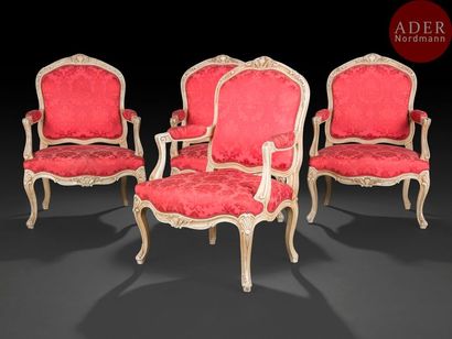null Quatre fauteuils en bois peint à dossier plat et décor de cartouches et feuillages,...