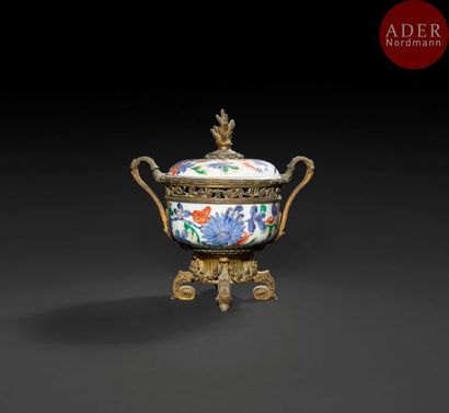 null Vase pot-pourri en porcelaine à décor Imari et bronze (anciennement doré), à...