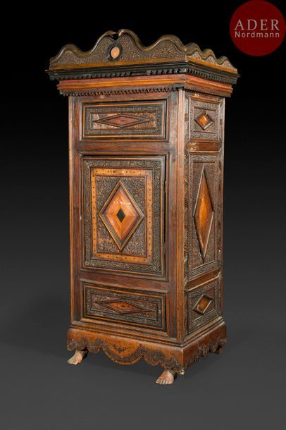 null Rare cabinet en bois sculpté et marqueterie à système ouvrant à un tiroir et...