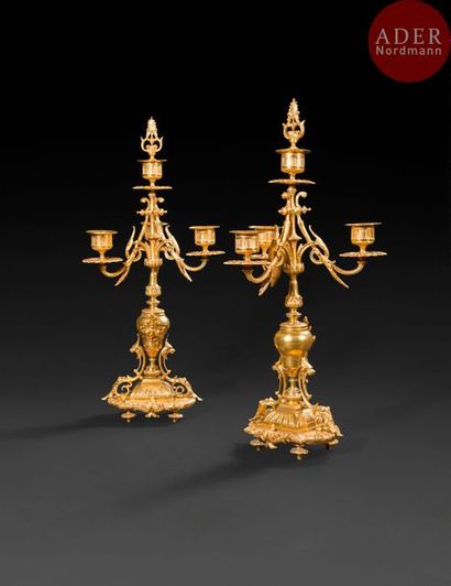  Paire de petits candélabres en bronze doré à trois lumières et figures de chimères,...