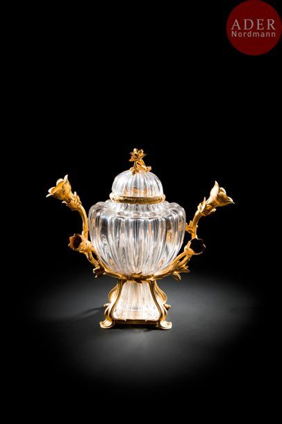  Vase couvert formant candélabre en verre et bronze doré, à quatre bras de lumière...