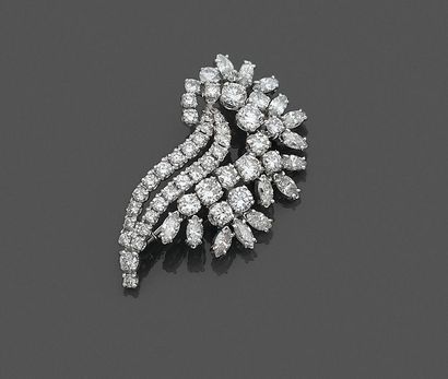 null Broche-pendentif gerbe en or gris 18K (750), orné de diamants navettes et brillants....