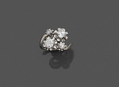 null Bague croisée en or gris 18K (750), sertie de diamants ronds de taille ancienne....