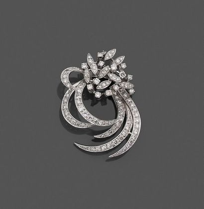 null Broche-clip en or gris 18K (750), formant une gerbe, sertie de diamants. Travail...
