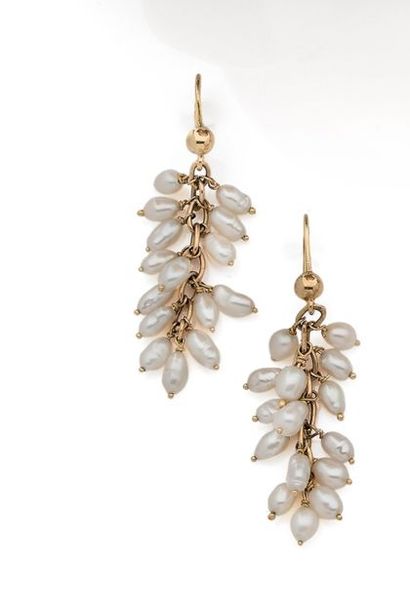 null Paire de pendants d’oreilles en or 18K (750), ornés chacun d’une grappe de perles...
