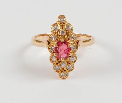 null Bague marquise en or 18K (750), ornée d’un rubis ovale, sertie de diamants ronds....