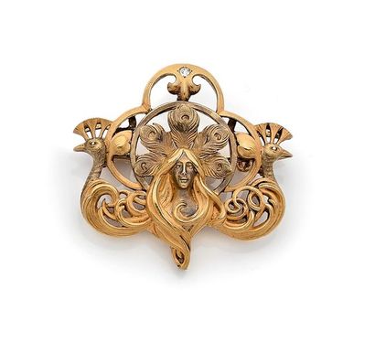 null Broche en or 18K (750), sculptée et ciselée d’une jeune fille encadrée de paons,...