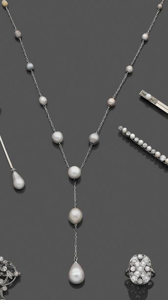 null Collier en platine, ponctué de perles de culture baroques, terminé par une perle...
