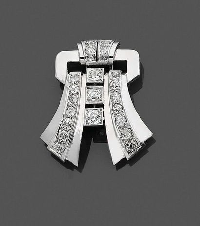 null Broche-clip en or gris 18K (750) formant un motif géométrique serti de diamants...