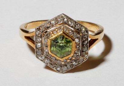 null Bague en or 18K (750), chaton hexagonal centré d’un péridot dans un double entourage...