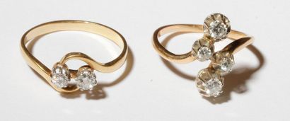 null Suite de deux bagues croisées en or 18K (750), chacune sertie de diamants ronds....