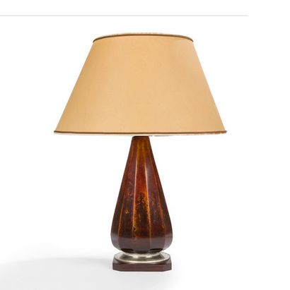 null MARCEL WOLFERS (1886-1976)
Rare pied de lampe piriforme facetté.
Épreuve en...