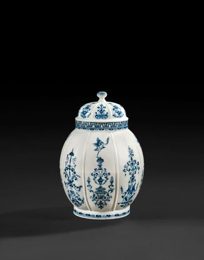 null SAINT-CLOUD
Vase pot-pourri couvert en porcelaine tendre de forme ovoïde à côtes...
