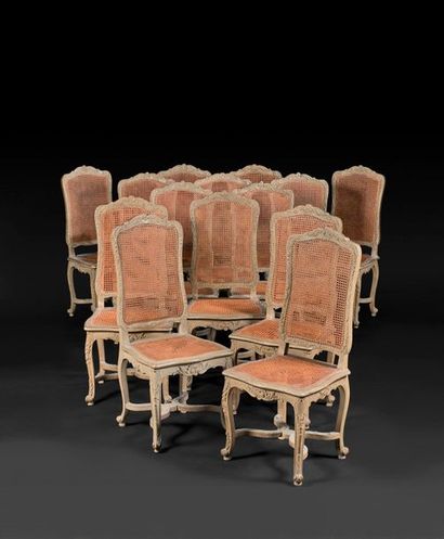 Quatorze chaises cannées en bois peint à...