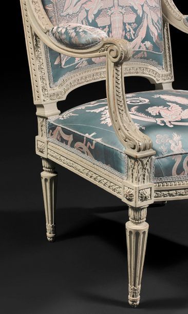 null Beau fauteuil à dossier plat en bois sculpté et peint, à riche décor sur deux...