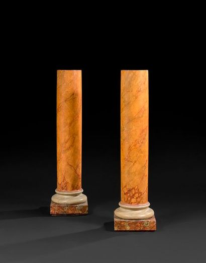 Paire de colonnes en stuc peint à l’imitation...