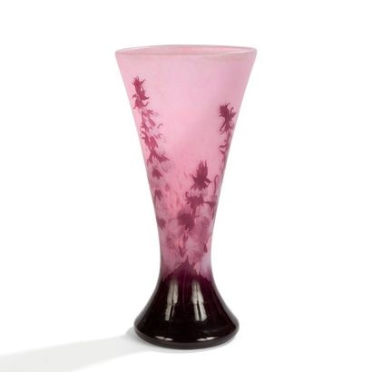 null ANDRÉ DELATTE (1887-1953) À NANCY
Digitales
Haut vase diabolo en verre multicouche...