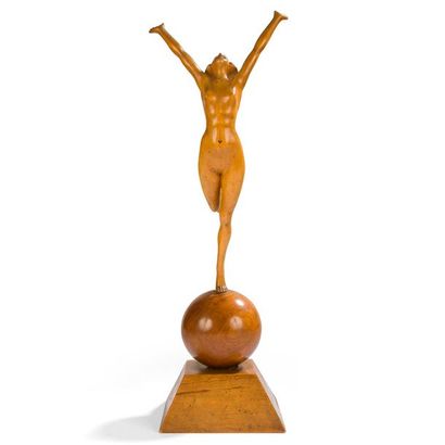 null BERTALAN (XXe) 
Victoire, 1945
Sculpture. Épreuve en buis, la sphère et le socle...